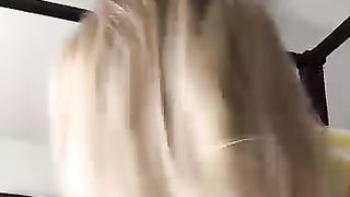 Biondina si fa sbattere di brutto dal suo amico