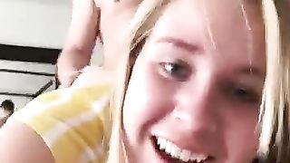 Biondina si fa sbattere di brutto dal suo amico