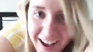 Biondina si fa sbattere di brutto dal suo amico