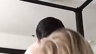 Biondina si fa sbattere di brutto dal suo amico