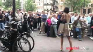 Milo Moiré si fa masturbare in pubblico