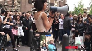 Milo Moiré si fa masturbare in pubblico