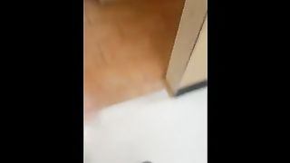 Amica lecca l'altra in un bagno pubblico