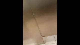 Amica lecca l'altra in un bagno pubblico