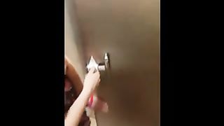 Amica lecca l'altra in un bagno pubblico