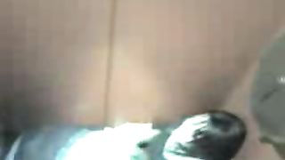 Beccate a lesbicare nel bagno di un locale