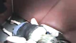 Beccate a lesbicare nel bagno di un locale