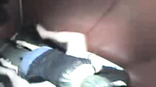 Beccate a lesbicare nel bagno di un locale