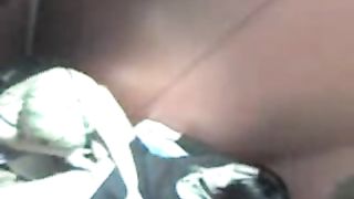 Beccate a lesbicare nel bagno di un locale