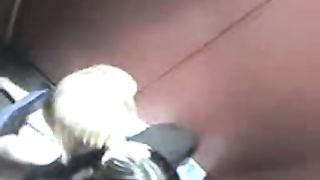 Beccate a lesbicare nel bagno di un locale