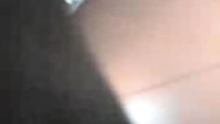 Beccate a lesbicare nel bagno di un locale