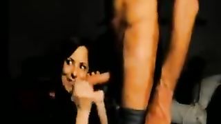 Mia moglie spompina il suo Bull superdotato