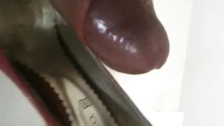 Sborrata nelle scarpe di mia moglie