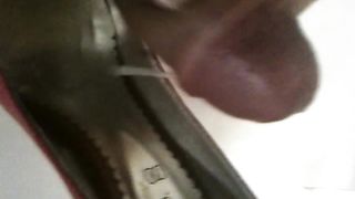 Sborrata nelle scarpe di mia moglie