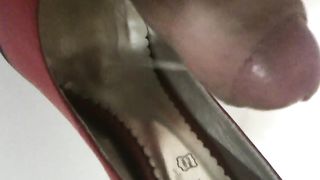 Sborrata nelle scarpe di mia moglie