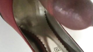 Sborrata nelle scarpe di mia moglie