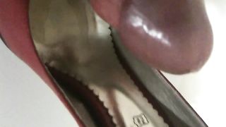 Sborrata nelle scarpe di mia moglie