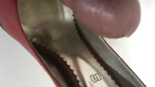 Sborrata nelle scarpe di mia moglie