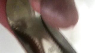 Sborrata nelle scarpe di mia moglie