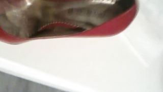 Sborrata nelle scarpe di mia moglie