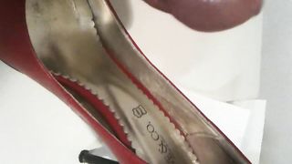 Sborrata nelle scarpe di mia moglie