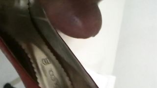 Sborrata nelle scarpe di mia moglie