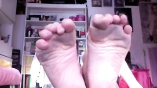 Mistress Uzi vuole che pulisci i suoi piedi sporchi