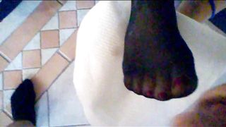 Sborro sui collant della mia amica