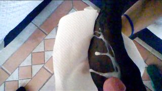 Sborro sui collant della mia amica