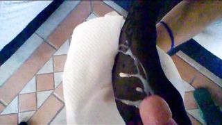 Sborro sui collant della mia amica