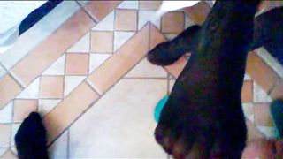 Sborro sui collant della mia amica