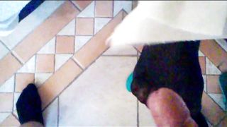 Sborro sui collant della mia amica