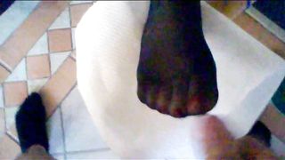 Sborro sui collant della mia amica