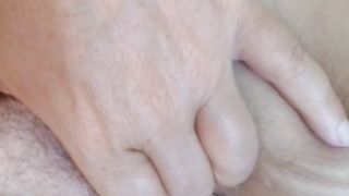 Trombamica si lecca le dita sborrate