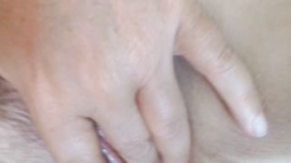 Trombamica si lecca le dita sborrate