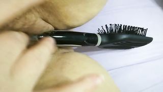 La mia amica di Roma si masturba con la spazzola