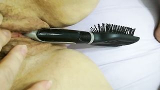 Anteprima del video: La mia amica di Roma si masturba con la spazzola