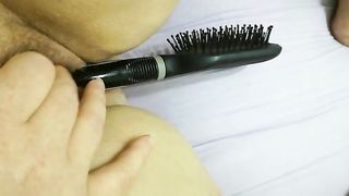 La mia amica di Roma si masturba con la spazzola