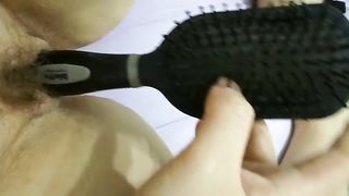 La mia amica di Roma si masturba con la spazzola