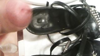 Sborrata nei sandali di mia moglie