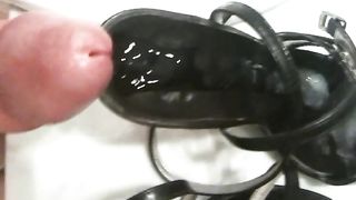 Sborrata nei sandali di mia moglie