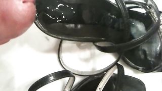 Sborrata nei sandali di mia moglie