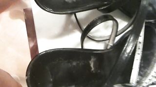 Sborrata nei sandali di mia moglie