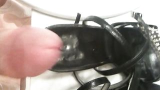 Sborrata nei sandali di mia moglie