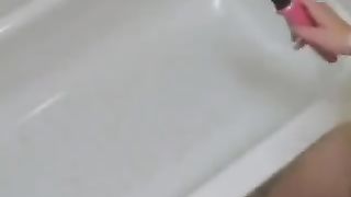 Si Masturba nella vasca da Bagno