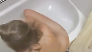 Si Masturba nella vasca da Bagno