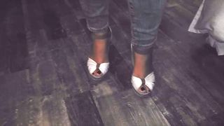 La mia ragazza ci fa vedere i suoi piedini