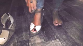 La mia ragazza ci fa vedere i suoi piedini