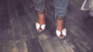La mia ragazza ci fa vedere i suoi piedini