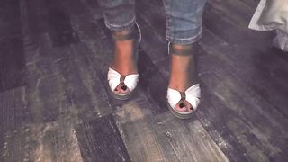 La mia ragazza ci fa vedere i suoi piedini
